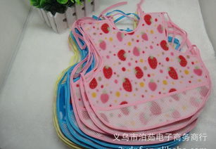 為嬰幼兒挑選實(shí)用圍兜 棉質(zhì)與防污防水圍兜的選購指南